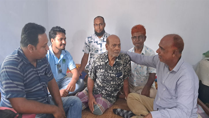আদমদীঘিতে অসুস্থ প্রবীণ সাংবাদিক হাফিজারকে দেখতে ছুটে গেলেন বিএনপি নেতা টিকন
